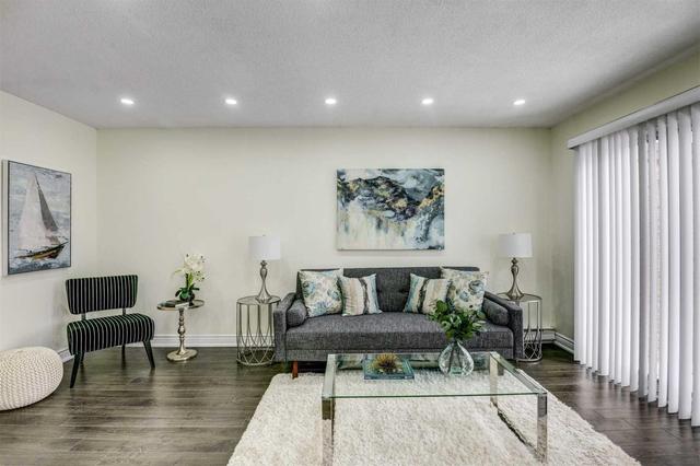 40 Mccallum Crt, Townhouse with 3 bedrooms, 3 bathrooms and 1 parking in Brampton ON | Image 3
