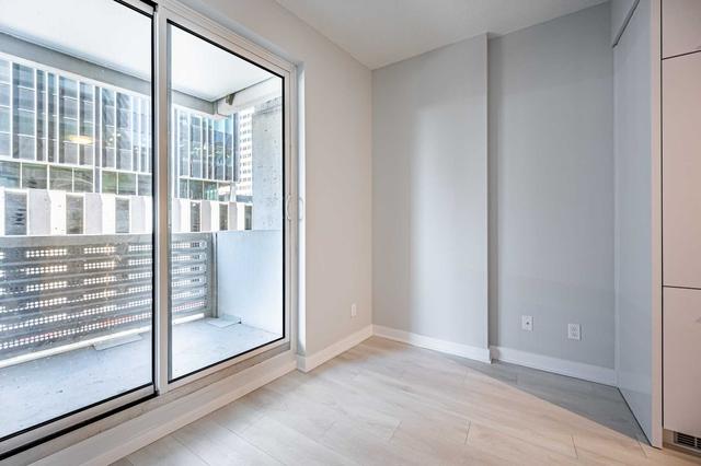 313 - 2221 Yonge St, Condo with 1 bedrooms, 2 bathrooms and 0 parking in Toronto ON | Image 2