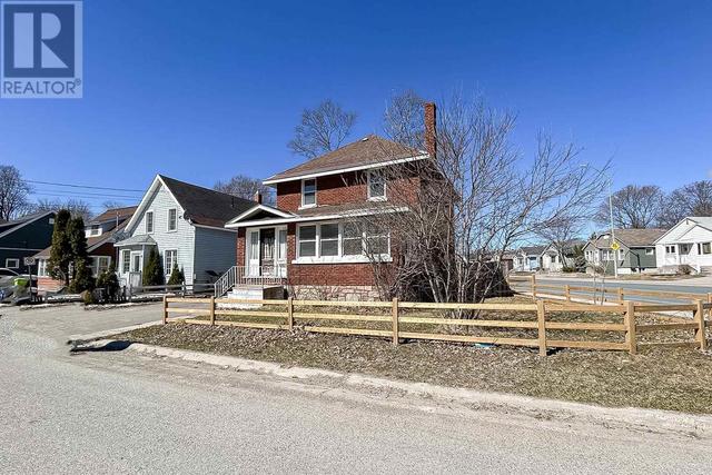 199 Kohler St, House detached with 3 bedrooms, 1 bathrooms and null parking in Sault Ste. Marie ON | Image 2