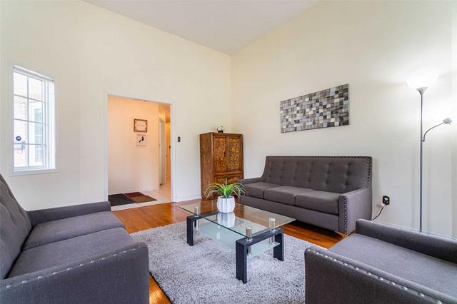 2 Brisbane Crt, Townhouse with 2 bedrooms, 2 bathrooms and 2 parking in Brampton ON | Image 6