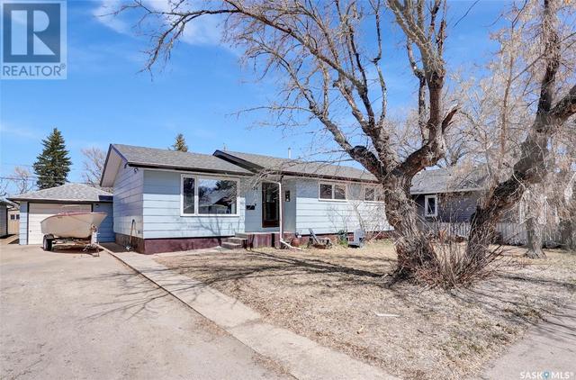 924 Iroquois Street W, House detached with 3 bedrooms, 2 bathrooms and null parking in Moose Jaw SK | Image 1