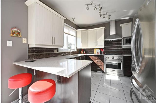 867 Como Crescent, House detached with 4 bedrooms, 3 bathrooms and 6 parking in Ottawa ON | Image 2