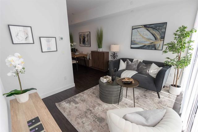 1005 - 215 Queen West St, Condo with 3 bedrooms, 2 bathrooms and 0 parking in Toronto ON | Image 2