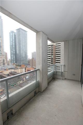 1205 - 35 Balmuto St, Condo with 2 bedrooms, 2 bathrooms and 1 parking in Toronto ON | Image 12
