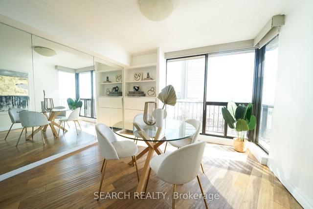 1027 - 33 Harbour Sq, Condo with 2 bedrooms, 3 bathrooms and 1 parking in Toronto ON | Image 4