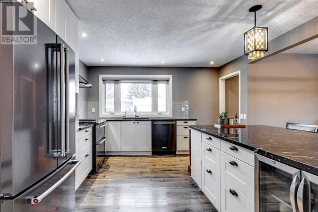 252 Cantrell Drive Sw, House detached with 4 bedrooms, 2 bathrooms and 4 parking in Calgary AB | Image 4