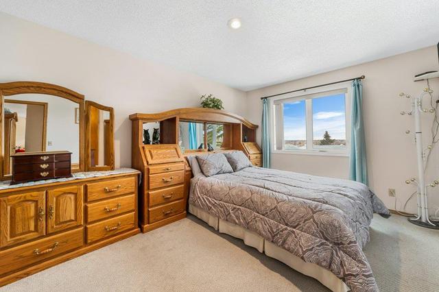 32 Macewan Park Heights Nw, Home with 3 bedrooms, 2 bathrooms and 4 parking in Calgary AB | Image 6