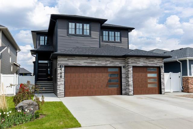 196 Hamptons Crescent Se, House detached with 4 bedrooms, 3 bathrooms and 3 parking in Medicine Hat AB | Image 1