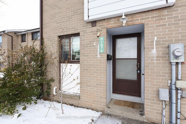 167 Fleetwood Cres, Townhouse with 3 bedrooms, 2 bathrooms and 1 parking in Brampton ON | Image 1
