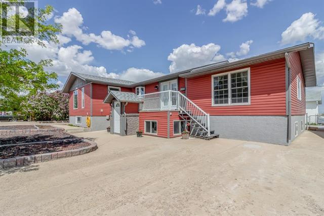 108 Cartwright Avenue, House detached with 6 bedrooms, 3 bathrooms and 2 parking in Cypress County AB | Image 3