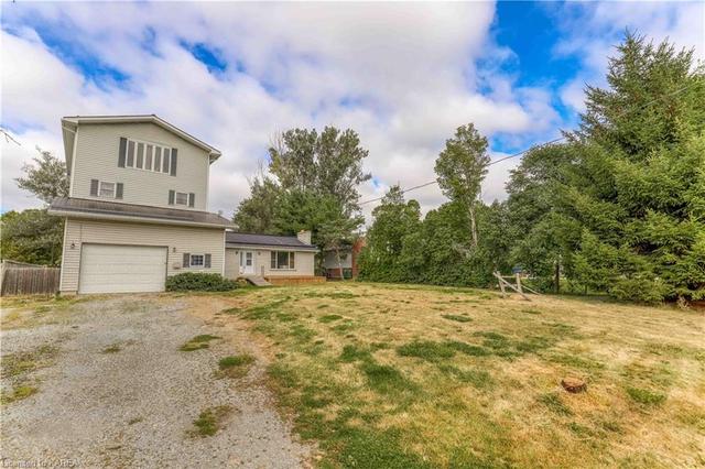5571 Perth Road Crescent, House detached with 5 bedrooms, 2 bathrooms and 6 parking in South Frontenac ON | Image 2