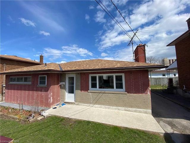 5938 Grey Avenue, House detached with 4 bedrooms, 2 bathrooms and 3 parking in Niagara Falls ON | Image 1