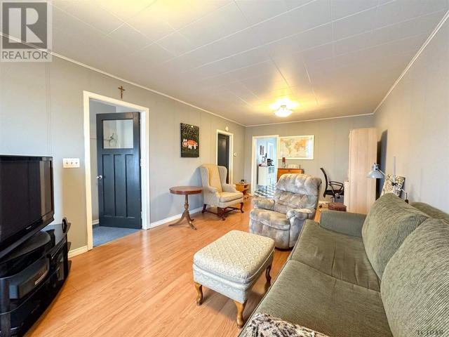 350 Cambridge Ave, House detached with 2 bedrooms, 1 bathrooms and null parking in Iroquois Falls ON | Image 4