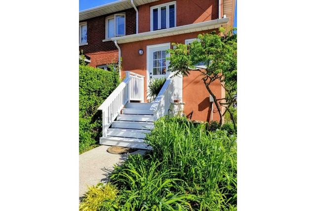 363 Mount Pleasant Rd, House semidetached with 2 bedrooms, 2 bathrooms and 1 parking in Toronto ON | Image 1
