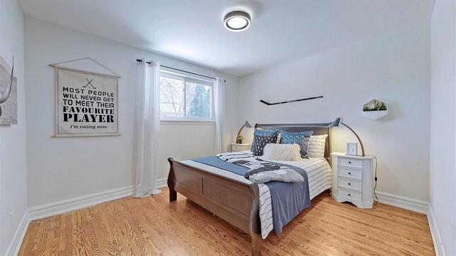 upper - 17 Baroness Cres, House detached with 3 bedrooms, 2 bathrooms and 4 parking in Toronto ON | Image 18