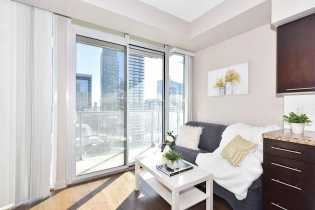 1901 - 126 Simcoe St, Condo with 1 bedrooms, 1 bathrooms and 0 parking in Toronto ON | Image 3