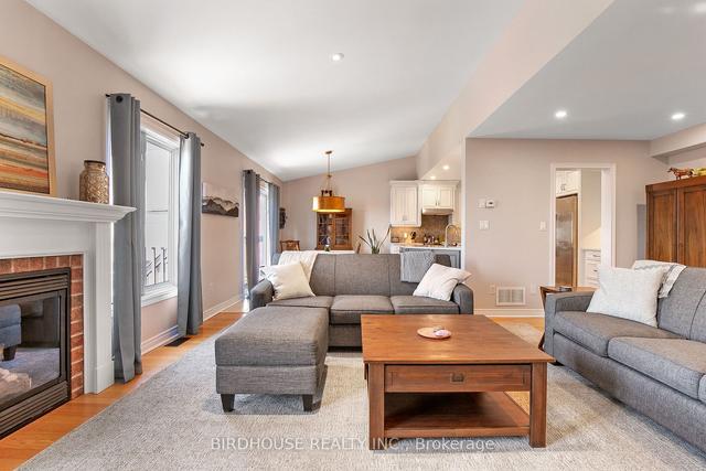 42 Thrushwood Tr, House detached with 3 bedrooms, 4 bathrooms and 6 parking in Kawartha Lakes ON | Image 3