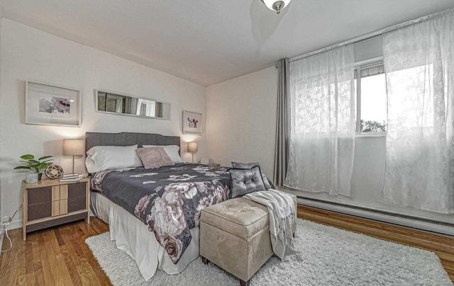 10 Newing Crt, Townhouse with 3 bedrooms, 2 bathrooms and 2 parking in Ajax ON | Image 4