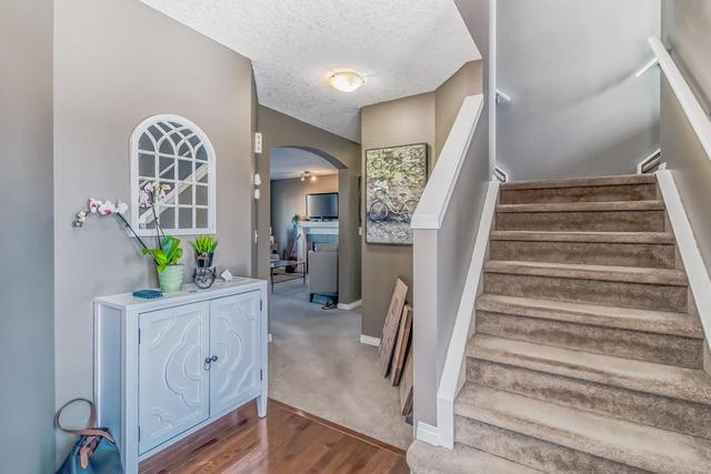 258 Everridge Drive Sw, House detached with 3 bedrooms, 2 bathrooms and 2 parking in Calgary AB | Image 2