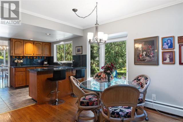 960 Carolwood Dr, House detached with 3 bedrooms, 2 bathrooms and 6 parking in Saanich BC | Image 12