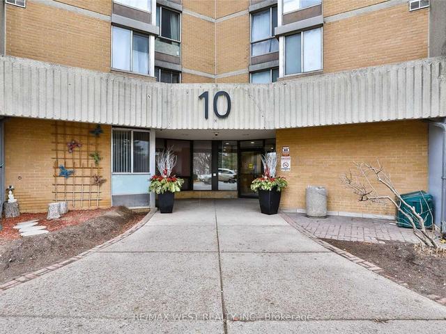 1111 - 10 Martha Eaton Way, Condo with 3 bedrooms, 2 bathrooms and 1 parking in Toronto ON | Image 31