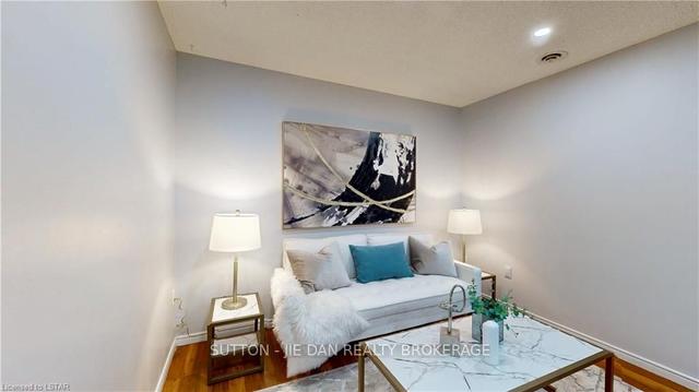 102 - 30 Chapman Crt, Townhouse with 2 bedrooms, 2 bathrooms and 2 parking in London ON | Image 16