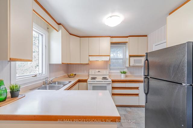 42 Chestnut Hills Pkwy, House detached with 3 bedrooms, 2 bathrooms and 4 parking in Toronto ON | Image 2
