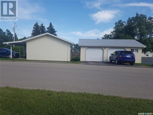 909 Assiniboia Avenue, House detached with 3 bedrooms, 2 bathrooms and null parking in Stoughton SK | Image 2