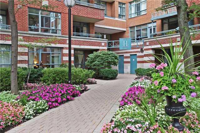 819 - 1091 Kingston Rd, Condo with 2 bedrooms, 2 bathrooms and 1 parking in Toronto ON | Image 1