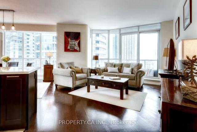 1602 - 218 Queens Quay Way, Condo with 2 bedrooms, 2 bathrooms and 1 parking in Toronto ON | Image 1