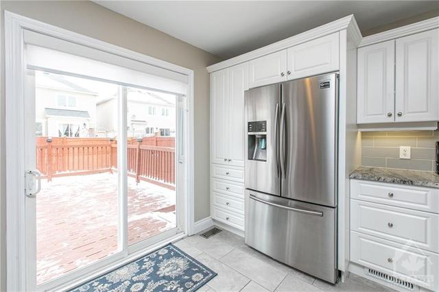 425 Vendevale Avenue, Townhouse with 3 bedrooms, 3 bathrooms and 3 parking in Ottawa ON | Image 11