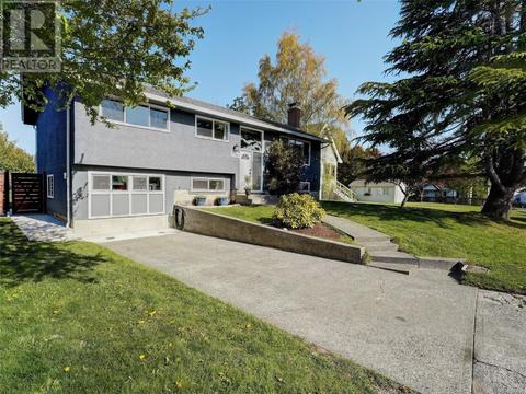 3240 Eldon Pl, House detached with 5 bedrooms, 2 bathrooms and 2 parking in Saanich BC | Card Image
