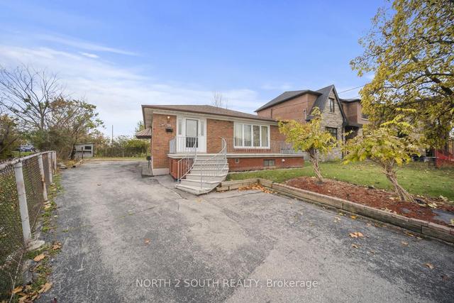24 Deverell Cres, House detached with 3 bedrooms, 2 bathrooms and 7 parking in Toronto ON | Image 1