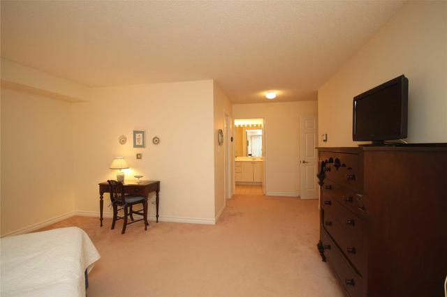 310 - 18 Concorde Pl, Condo with 2 bedrooms, 2 bathrooms and 1 parking in Toronto ON | Image 10