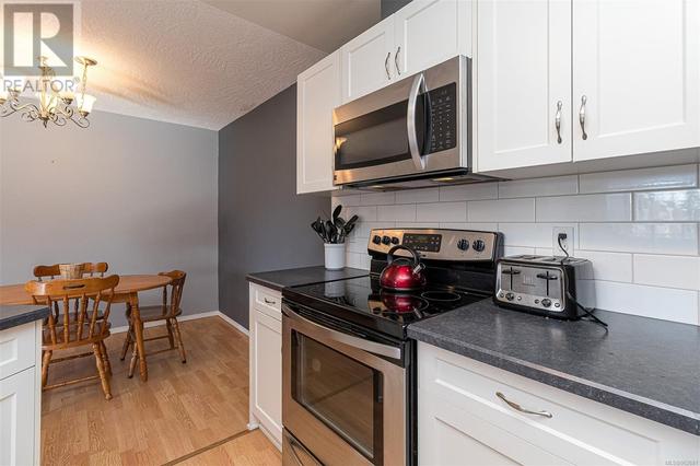 306 - 1055 Hillside Ave, Condo with 2 bedrooms, 2 bathrooms and 1 parking in Victoria BC | Image 15