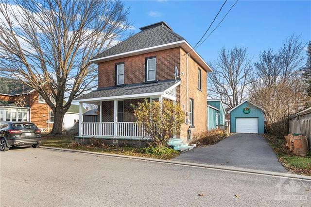 114 Catherine Street, House detached with 3 bedrooms, 2 bathrooms and 3 parking in Carleton Place ON | Card Image