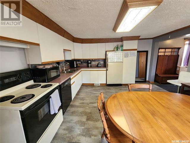 214 Government Road S, House detached with 2 bedrooms, 2 bathrooms and null parking in Weyburn SK | Image 7