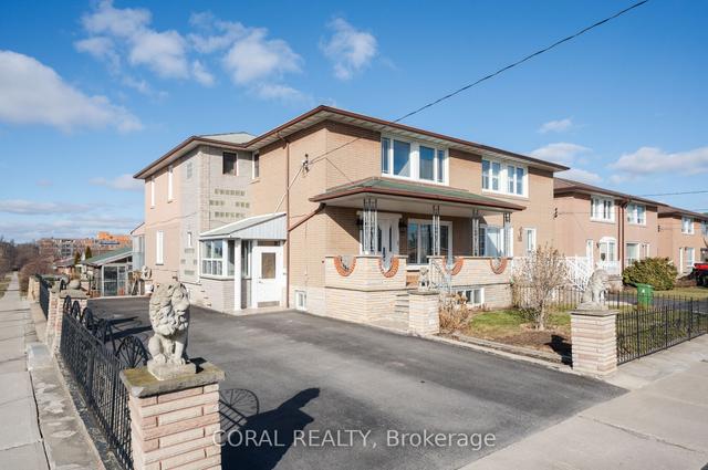 10 Zenith Dr, House semidetached with 4 bedrooms, 3 bathrooms and 5 parking in Toronto ON | Image 1