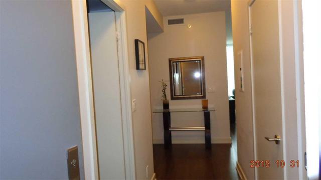727 - 21 Nelson St, Condo with 1 bedrooms, 1 bathrooms and null parking in Toronto ON | Image 3