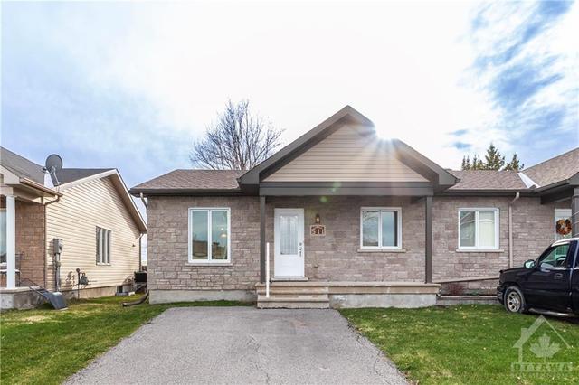 511 Ovana Crescent, Home with 2 bedrooms, 1 bathrooms and 2 parking in Alfred and Plantagenet ON | Image 1