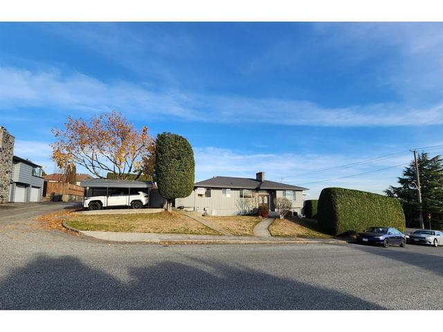 803 Massey Street, House detached with 5 bedrooms, 3 bathrooms and 3 parking in New Westminster BC | Card Image