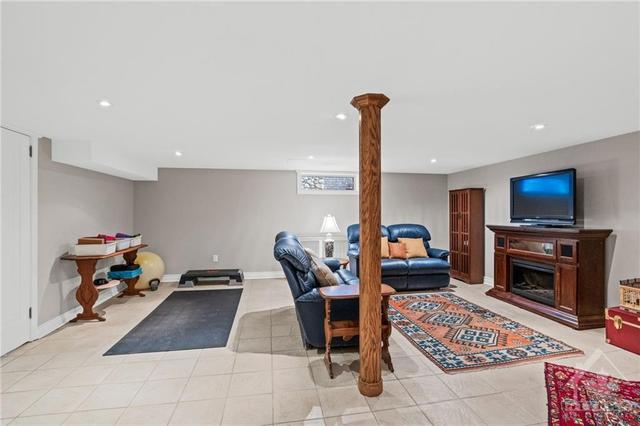 13 Monkland Avenue, House detached with 5 bedrooms, 4 bathrooms and 2 parking in Ottawa ON | Image 24