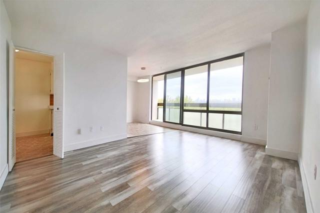 709 - 177 Linus Rd, Condo with 2 bedrooms, 1 bathrooms and 1 parking in Toronto ON | Image 1