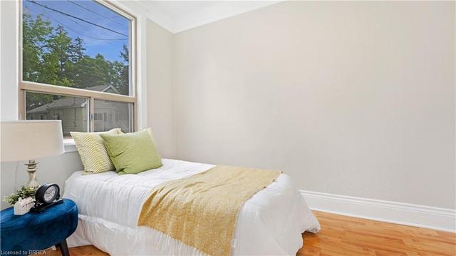 111 Royal Avenue, House detached with 4 bedrooms, 1 bathrooms and null parking in Hamilton ON | Image 3