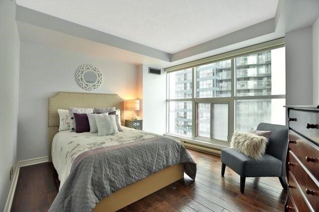 3107 - 77 Harbour Sq, Condo with 2 bedrooms, 2 bathrooms and 1 parking in Toronto ON | Image 17