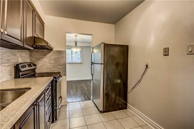 22 Enmount Dr, Townhouse with 3 bedrooms, 2 bathrooms and 1 parking in Brampton ON | Image 8