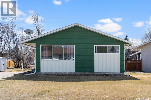 303 8th Avenue E, House detached with 4 bedrooms, 2 bathrooms and null parking in Watrous SK | Image 3