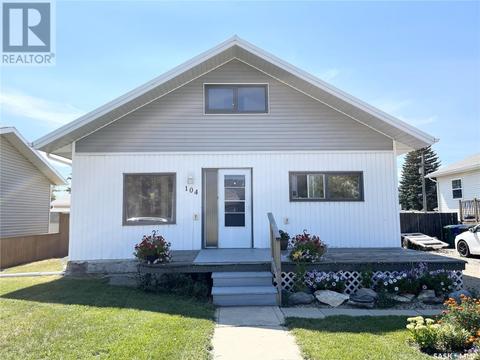 104 5th Avenue W, House detached with 2 bedrooms, 1 bathrooms and null parking in Biggar SK | Card Image