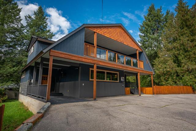 516 Glendale Avenue, House detached with 5 bedrooms, 3 bathrooms and 20 parking in Salmo BC | Image 2