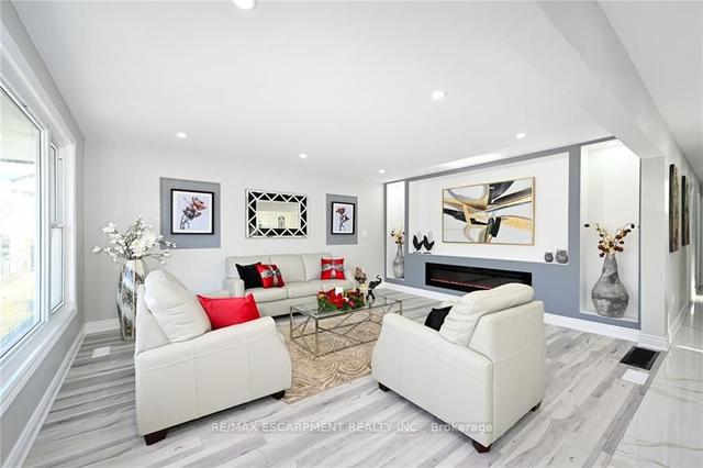 54 Lake Ave N, House detached with 3 bedrooms, 3 bathrooms and 7 parking in Hamilton ON | Image 3